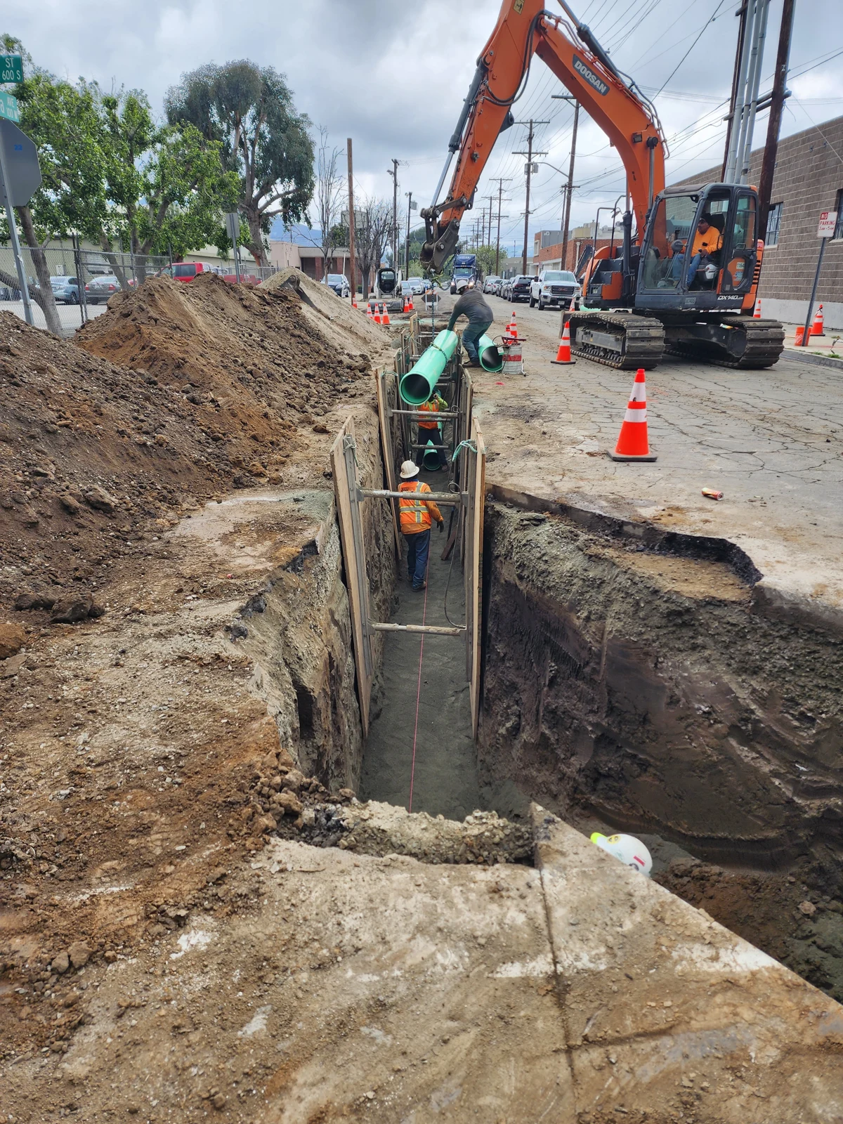 Pipeline installation in a shored trench